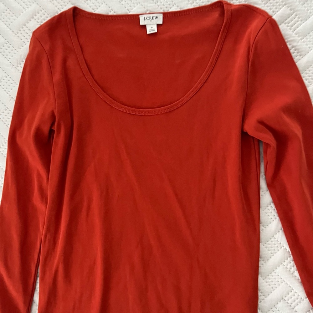 Scoop-neck long sleeve shirt